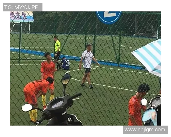 疲惫的足球明星在赛场上拼搏的卡通形象展现了他们不为人知的辛劳与坚持